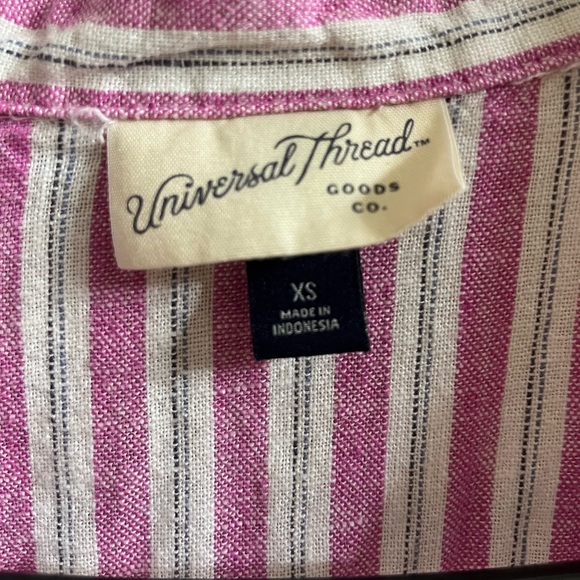 Universal thread women’s short sleeve button up top - Picture 2 of 3